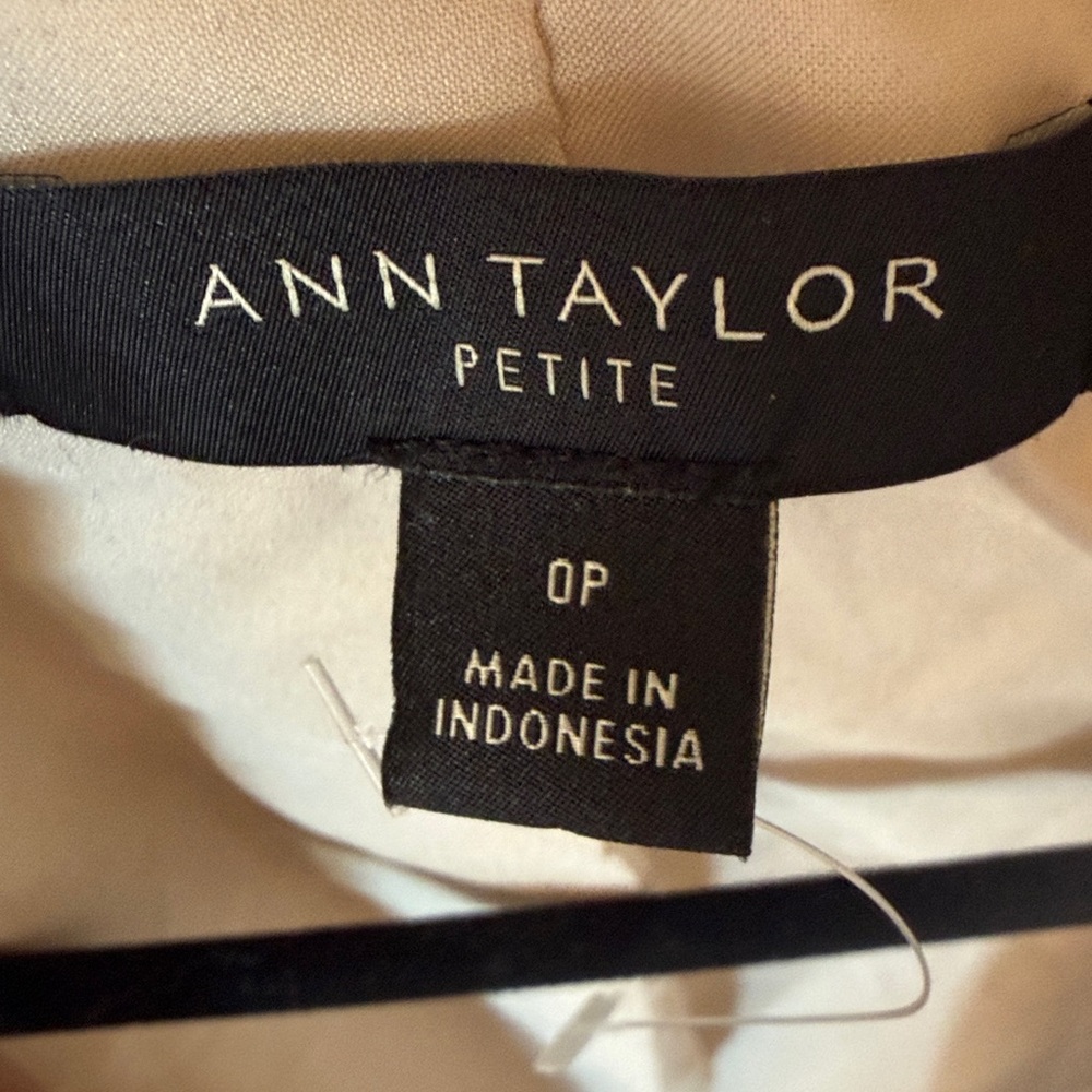 Ann Taylor Women's Beige Blazer NWOT - Picture 2 of 3